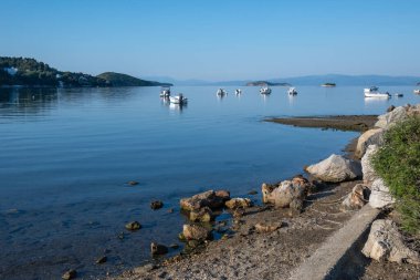 Skiathos Town, Sporades, Thessaly, Yunanistan 'ın sahil sokağından Panorama