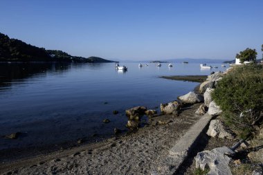 Skiathos Town, Sporades, Thessaly, Yunanistan 'ın sahil sokağından Panorama