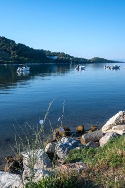 Skiathos Town, Sporades, Thessaly, Yunanistan 'ın sahil sokağından Panorama