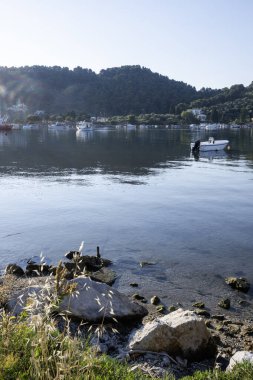 Skiathos Town, Sporades, Thessaly, Yunanistan 'ın sahil sokağından Panorama