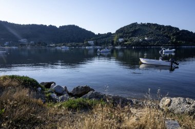 Skiathos Town, Sporades, Thessaly, Yunanistan 'ın sahil sokağından Panorama