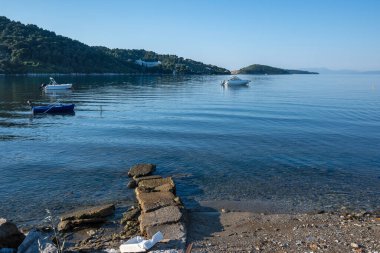 Skiathos Town, Sporades, Thessaly, Yunanistan 'ın sahil sokağından Panorama