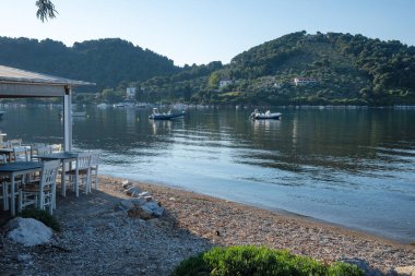 Skiathos Town, Sporades, Thessaly, Yunanistan 'ın sahil sokağından Panorama