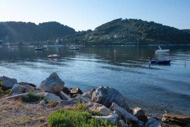 Skiathos Town, Sporades, Thessaly, Yunanistan 'ın sahil sokağından Panorama