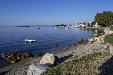 Skiathos Town, Sporades, Thessaly, Yunanistan 'ın sahil sokağından Panorama