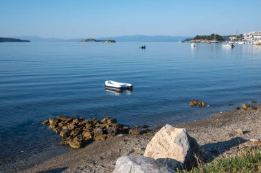 Skiathos Town, Sporades, Thessaly, Yunanistan 'ın sahil sokağından Panorama