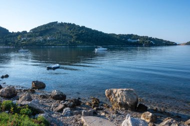 Skiathos Town, Sporades, Thessaly, Yunanistan 'ın sahil sokağından Panorama