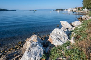 Skiathos Town, Sporades, Thessaly, Yunanistan 'ın sahil sokağından Panorama