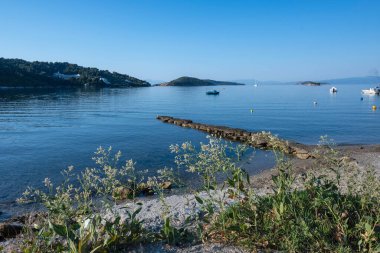 Skiathos Town, Sporades, Thessaly, Yunanistan 'ın sahil sokağından Panorama