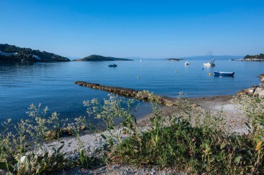 Skiathos Town, Sporades, Thessaly, Yunanistan 'ın sahil sokağından Panorama
