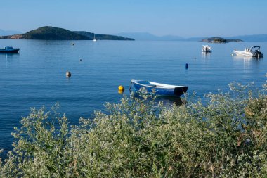 Skiathos Town, Sporades, Thessaly, Yunanistan 'ın sahil sokağından Panorama