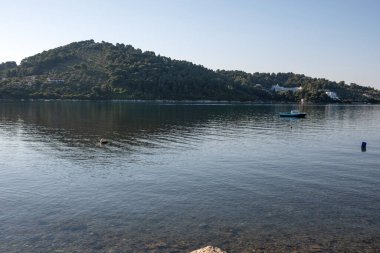 Skiathos Town, Sporades, Thessaly, Yunanistan 'ın sahil sokağından Panorama