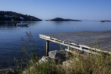Skiathos Town, Sporades, Thessaly, Yunanistan 'ın sahil sokağından Panorama