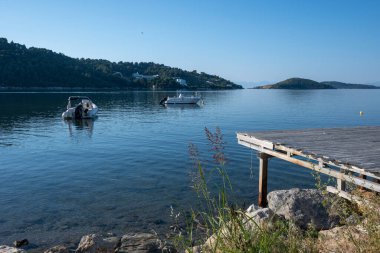 Skiathos Town, Sporades, Thessaly, Yunanistan 'ın sahil sokağından Panorama