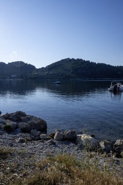 Skiathos Town, Sporades, Thessaly, Yunanistan 'ın sahil sokağından Panorama