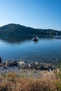 Skiathos Town, Sporades, Thessaly, Yunanistan 'ın sahil sokağından Panorama