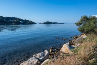 Skiathos Town, Sporades, Thessaly, Yunanistan 'ın sahil sokağından Panorama