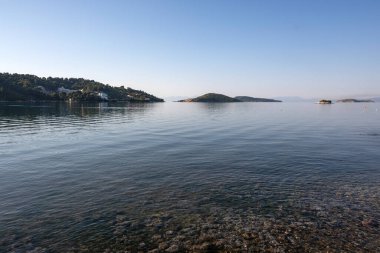 Skiathos Town, Sporades, Thessaly, Yunanistan 'ın sahil sokağından Panorama