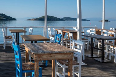 Skiathos Town, Sporades, Thessaly, Yunanistan 'ın sahil sokağından Panorama