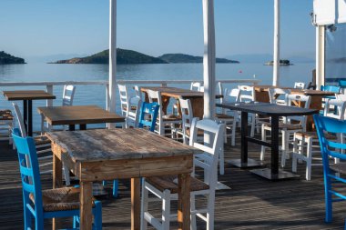 Skiathos Town, Sporades, Thessaly, Yunanistan 'ın sahil sokağından Panorama