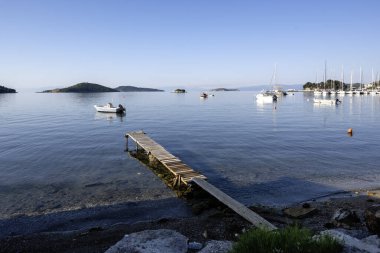 Skiathos Town, Sporades, Thessaly, Yunanistan 'ın sahil sokağından Panorama