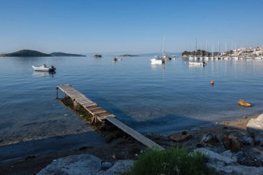 Skiathos Town, Sporades, Thessaly, Yunanistan 'ın sahil sokağından Panorama