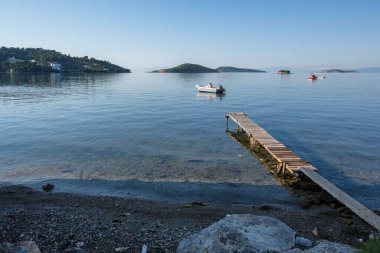 Skiathos Town, Sporades, Thessaly, Yunanistan 'ın sahil sokağından Panorama