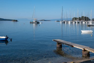 Skiathos Town, Sporades, Thessaly, Yunanistan 'ın sahil sokağından Panorama