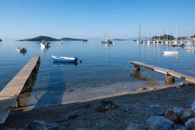 Skiathos Town, Sporades, Thessaly, Yunanistan 'ın sahil sokağından Panorama