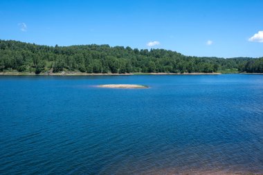 Sırbistan 'ın Vlasina Gölü' nün Muhteşem Yaz Panoraması