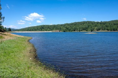 Sırbistan 'ın Vlasina Gölü' nün Muhteşem Yaz Panoraması