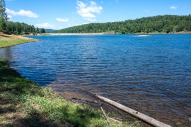 Sırbistan 'ın Vlasina Gölü' nün Muhteşem Yaz Panoraması