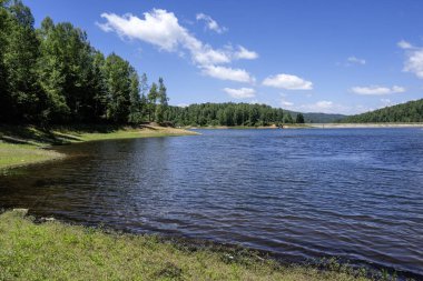 Sırbistan 'ın Vlasina Gölü' nün Muhteşem Yaz Panoraması