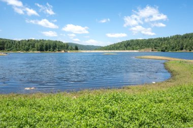 Sırbistan 'ın Vlasina Gölü' nün Muhteşem Yaz Panoraması