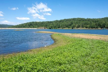 Sırbistan 'ın Vlasina Gölü' nün Muhteşem Yaz Panoraması