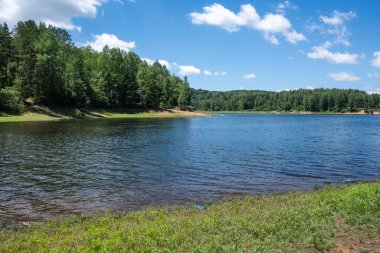 Sırbistan 'ın Vlasina Gölü' nün Muhteşem Yaz Panoraması