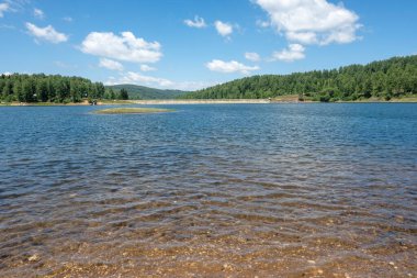 Sırbistan 'ın Vlasina Gölü' nün Muhteşem Yaz Panoraması