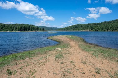 Sırbistan 'ın Vlasina Gölü' nün Muhteşem Yaz Panoraması