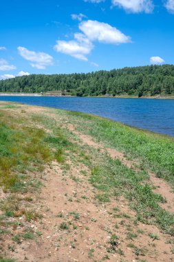 Sırbistan 'ın Vlasina Gölü' nün Muhteşem Yaz Panoraması