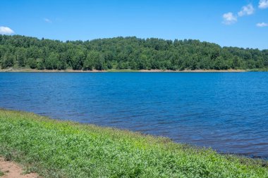 Sırbistan 'ın Vlasina Gölü' nün Muhteşem Yaz Panoraması