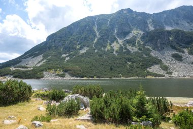 Bulgaristan 'ın Granchar Gölü yakınlarındaki Rila Dağı' nın İnanılmaz Yaz Manzarası