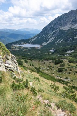 Bulgaristan 'ın Granchar Gölü yakınlarındaki Rila Dağı' nın İnanılmaz Yaz Manzarası