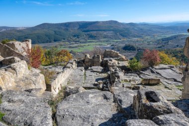 Antik Trakya 'nın kalıntılarının sonbahar manzarası Perperikon, Kardzhali Bölgesi, Bulgaristan