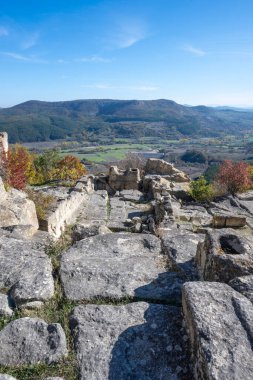 Antik Trakya 'nın kalıntılarının sonbahar manzarası Perperikon, Kardzhali Bölgesi, Bulgaristan
