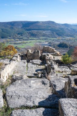 Antik Trakya 'nın kalıntılarının sonbahar manzarası Perperikon, Kardzhali Bölgesi, Bulgaristan