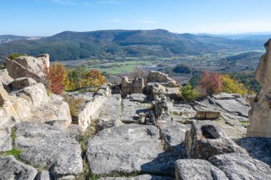 Antik Trakya 'nın kalıntılarının sonbahar manzarası Perperikon, Kardzhali Bölgesi, Bulgaristan