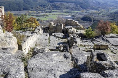 Antik Trakya 'nın kalıntılarının sonbahar manzarası Perperikon, Kardzhali Bölgesi, Bulgaristan