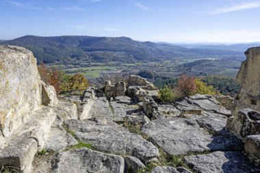 Antik Trakya 'nın kalıntılarının sonbahar manzarası Perperikon, Kardzhali Bölgesi, Bulgaristan