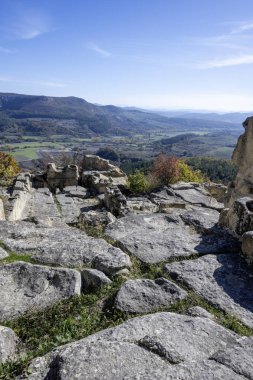 Antik Trakya 'nın kalıntılarının sonbahar manzarası Perperikon, Kardzhali Bölgesi, Bulgaristan