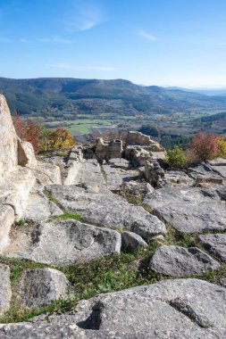 Antik Trakya 'nın kalıntılarının sonbahar manzarası Perperikon, Kardzhali Bölgesi, Bulgaristan